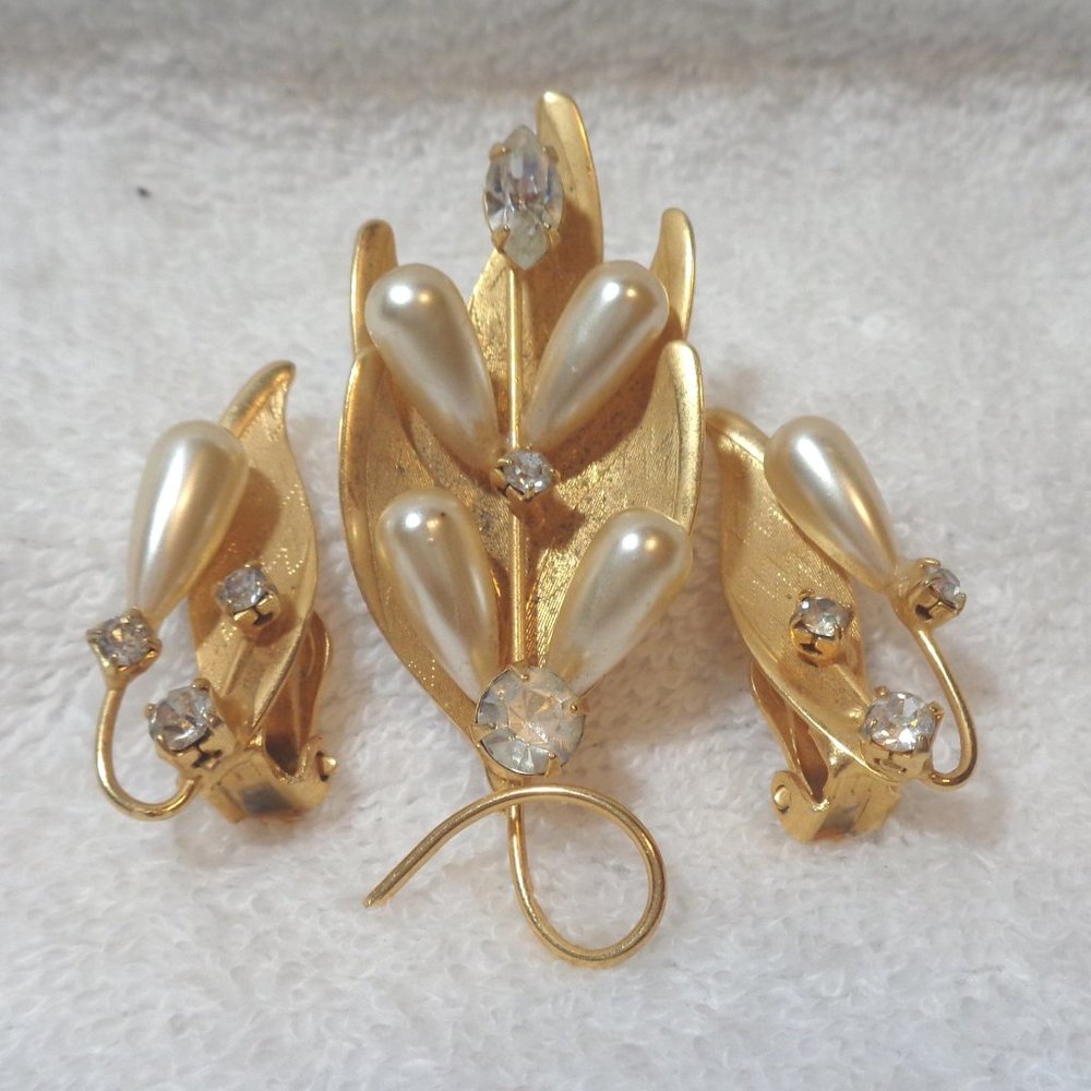FINAL PRICE!! Beautiful Golden Faux Pearl Rhinestone Brooch -Ear